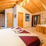 With Private Pool And Jacuzzi In Nature וילה *