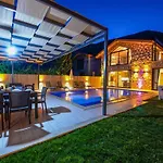 With Private Pool And Jacuzzi In Nature וילה קס