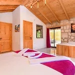 With Private Pool And Jacuzzi In Nature וילה