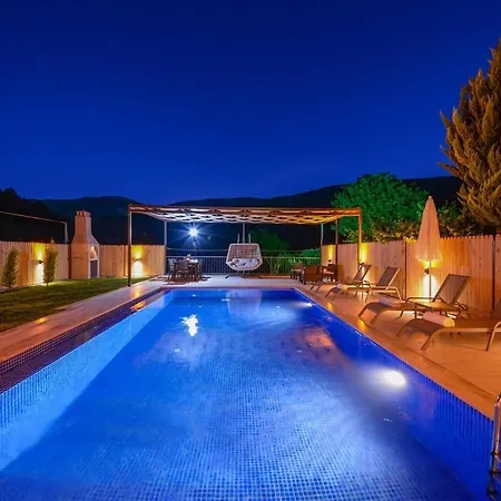 With Private Pool And Jacuzzi In Nature * 卡斯